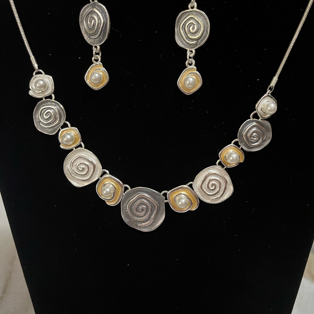 Elegant Fashion Silver and Gold Swirl Pearl Necklace and Earring Set